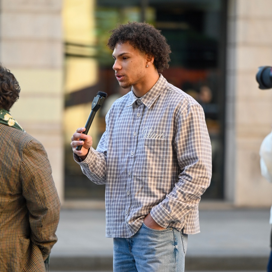 Golden Boy au micro pendant un échange dans la rue
